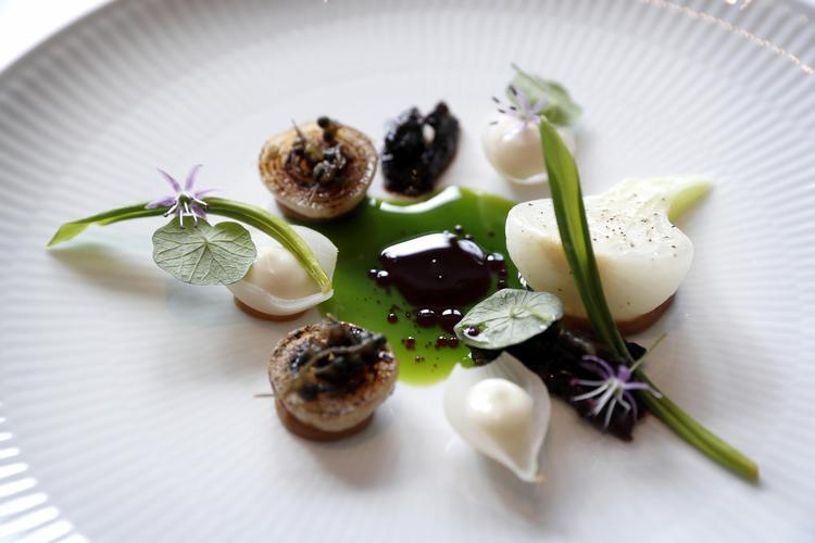 Retterne på Kanalen er flotte og i det store hele velsmagende, men også en smule ensformige i udtrykket. Derfor bliver oplevelsen let undervældende. Denne anretning med løg, morkler og sauce tog dog anmelderen med storm.  Jens Dresling