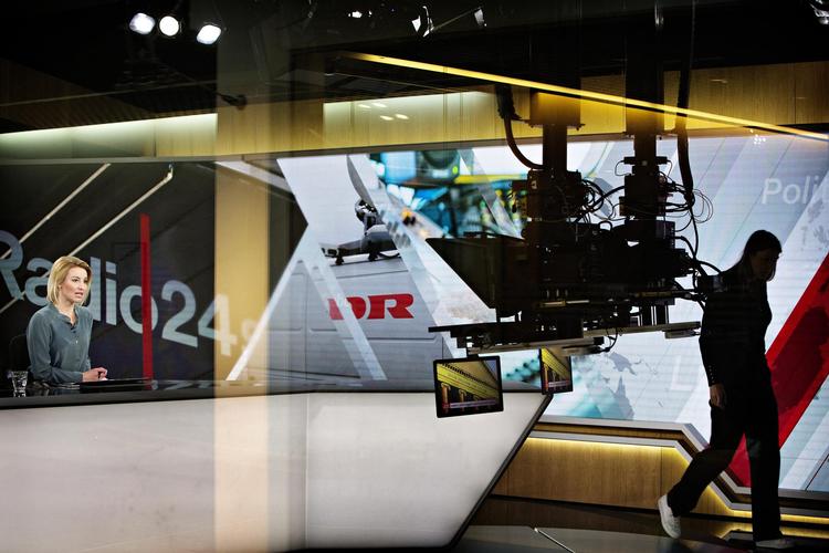Fuld flade.  I går dækkede TV 2 News de planlagte besparelser på DR og Radio24syv intensivt. Også TV 2 selv kom i vælten med regeringens forslag om at sælge 40 procent af stationen som første skridt mod en fuld privatisering. Foto: Martin Lehmann /POLFOTO