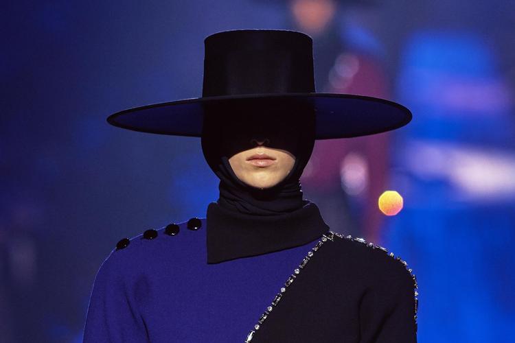 Det er blandt andre modehusene Balmain og Marc Jacobs, der  i øjeblikket satser på det bredere format, når de sender deres modeller ned ad  catwalken. 