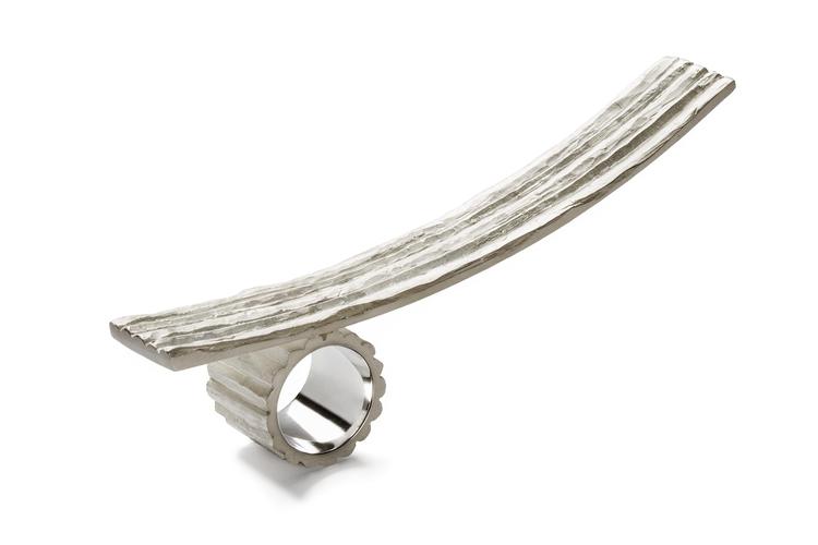 Smykkekunstneren Lisbeth Kruse Nielsen blev inspireret af de gotiske kirker, da hun skulle designe en serie smykker til sit afgangsprojekt på Insitut for Ædelmetal. Pr-foto