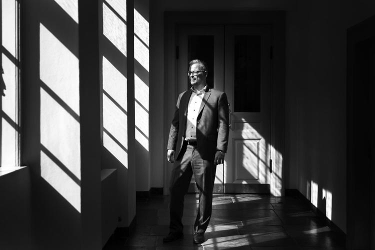 
Det går fremad på Nationalmuseet, når man kigger på besøgstallene. Men Rane Willerslev fik før påske modvind i den borgerlige presse for sit første nye projekt. Han er rystet over, »hvor hurtigt kulturlivet var til at dømme projektet uden at undersøge det først«. 
 Louise Herrche Serup