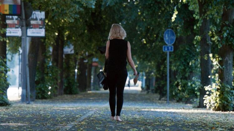 Den ene sko har Rebecka Martinsson (spillet af Ida Engvoll) i hånden, den anden ligger hos elskeren, som hun netop har forladt i den årle morgenstund. Skærmdump: C More