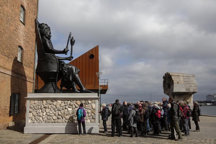 Skulpturen ’I Am  Queen Mary’ blev påskelørdag opstillet foran Vestindisk Pakhus i København, men tilladelsen er ikke permanent.  Emma Sejersen/POLFOTO