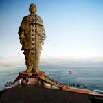 Statuen er et stoisk monument for Indiens frihedskæmper og første vicepremierminister, Sardar Vallabhbai Patel. Courtesy of Michael Graves Architecture & Design