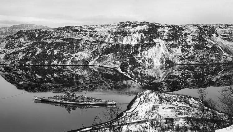  I et stort foto har Bangsted ladet det tyske slagskib ’Tirpitz’ genbesøge den norske Altafjord, hvor det færdedes  under Anden Verdenskrig.   Thomas Bangsted/Galleri Tom Christoffersen