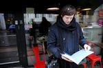 Koda opsøger butiksejere og giver dem en regning, når de afspiller musik i det offentlige rum. Konsulent  Anders Kirkegaard er på arbejde i  Indre By.  Foto: Jens Dresling /POLFOTO