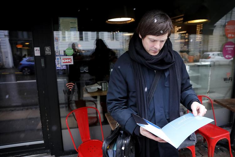 Koda opsøger butiksejere og giver dem en regning, når de afspiller musik i det offentlige rum. Konsulent  Anders Kirkegaard er på arbejde i  Indre By.  Foto: Jens Dresling /POLFOTO