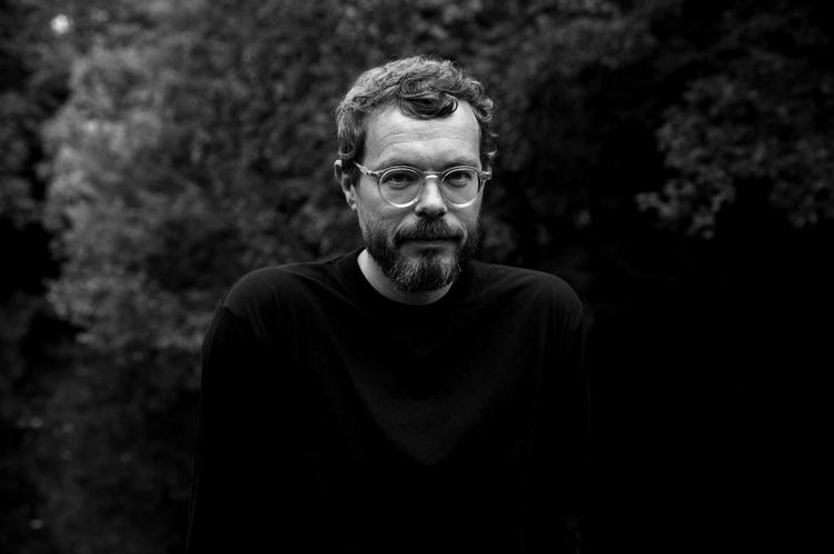 40 år i dag. Den danske jazzguitarist og komponist debuterede med 'Daydreamer' i 2003. Han har modtaget seks Danish Music Awards og blev nomineret til Nordisk Råds Musikpris i 2014 for trilogien 'Balladeering', 'Time' og 'December Song'. I slutningen af marts udgav han 'Returnings'. ECM