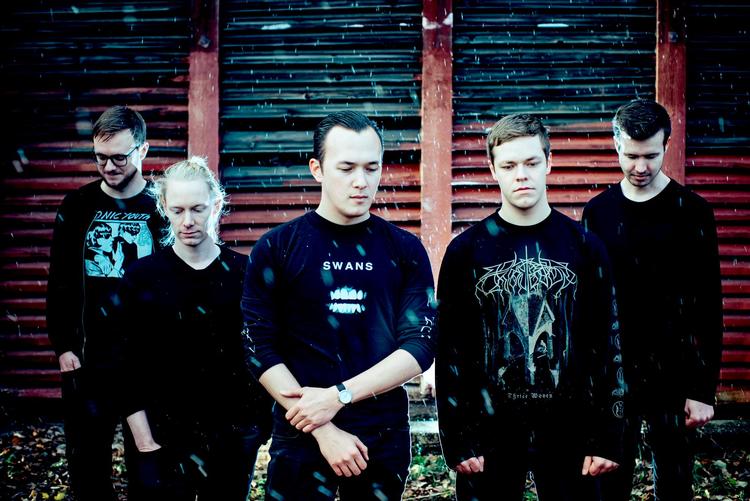 Genrerne støder  sammen, når aarhusianske Møl med  aggressiv vokal og drømmende guitar flader forener black metal og shoegaze.   Pr-foto Holy Roar Records