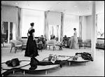 Modesalonen, som den tog sig ud efter en større renovering i 1952. Fruerne vurderer materialer – og levende modeller. fra bogen