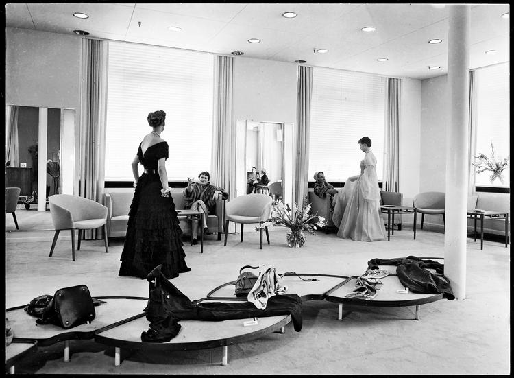 Modesalonen, som den tog sig ud efter en større renovering i 1952. Fruerne vurderer materialer – og levende modeller. fra bogen