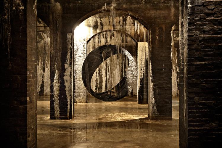 I sin udstilling lader Jeppe Hein de underjordiske rum træde tydeligere frem end set ved nogle af  de tidligere udstillinger. En del af hans  installation består af spejle, der er skåret over variationer af den samme cirkel.  Jacob Ehrbahn