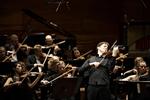 Tre store klangmættede musikstykker og den amerikanske violinstjerne løftede fredagens koncert op over det ordinære. Miriam Dalsgaard