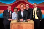 Verden står mere eller mindre i flammer, men statsministeren (tv.) finder  alligevel tid til at deltage i et ikke just trendsættende quizprogram. DR
