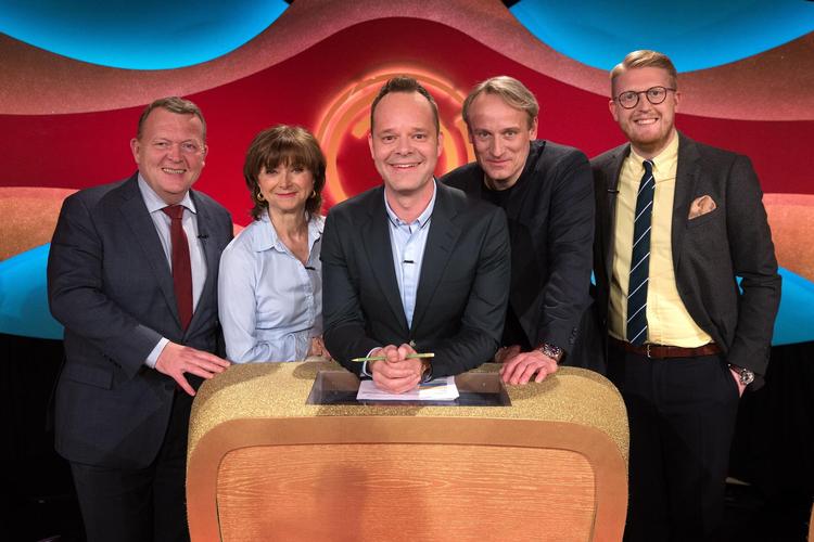 Verden står mere eller mindre i flammer, men statsministeren (tv.) finder  alligevel tid til at deltage i et ikke just trendsættende quizprogram. DR