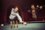 Med billardbordet som krigsskueplads kommer den intense kamp mellem Paw Henriksen og Martin Hestbæk mest til at handle om jalousi  på hjemmefronten. Emilia Therese