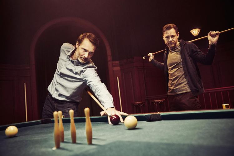 Med billardbordet som krigsskueplads kommer den intense kamp mellem Paw Henriksen og Martin Hestbæk mest til at handle om jalousi  på hjemmefronten. Emilia Therese