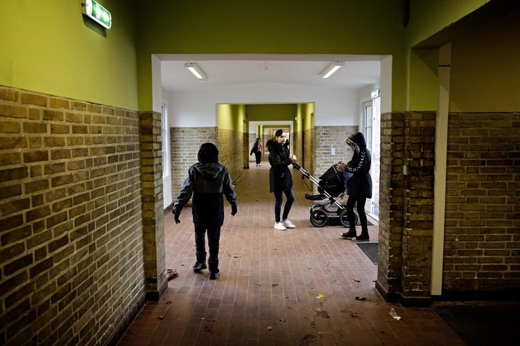  Ud  af de omkring 70 børn, der i øjeblikket bor i Udrejsecenter Sjælsmark, er det i 59 tilfælde enten umuligt eller forbundet med  meget store  vanskeligheder  for Rigspolitiet  at udsende dem.   Miriam Dalsgaard/POLFOTO