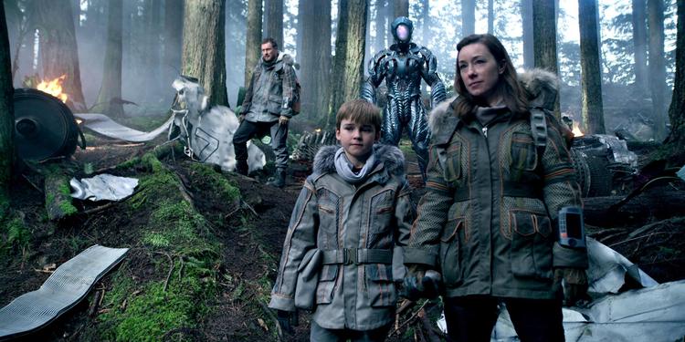  Moderdyret Molly Robinson i forgrunden sammen med sønnen Will, som rumrobotten i baggrunden har kastet sin kærlighed på. 
 Netflix