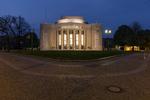 Hvad nu? Volksbühne på Rosa-Luxemburg-Platz i det tidligere Østberlin. Indtil for nylig en af de vigtigste scener i Europa, i dag et spøgelseshus. Hvem redder huset og kunsten? Måske skulle Søren Pind søge stillingen som ny chef.  David Baltzer/bilebuehne.de/david baltzer / bilebuehne.de