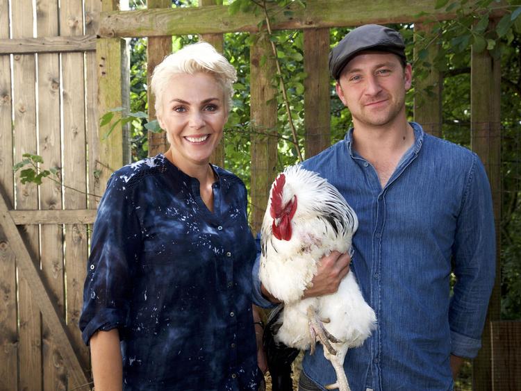 I ’Hjem til gården’ styrer Lene Beier og Philip Dam  Hansen et godt  konkurrencekoncept a la ’Paradise Hotel’ på landet. Lotta Lemche/TV 2