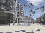 Yayoi Kusama lader sine spejlblanke kugler slynge sig legende og elegant på denne computertegning af, hvordan skulpturen 'Infinite Accumulation' vil tage sig ud foran Liverpool Street Station i Londons hjerte. Illustration: Courtesy Ota Fine Arts, Tokyo/Singapore/Shanghai and Victoria Miro, London/Venice
