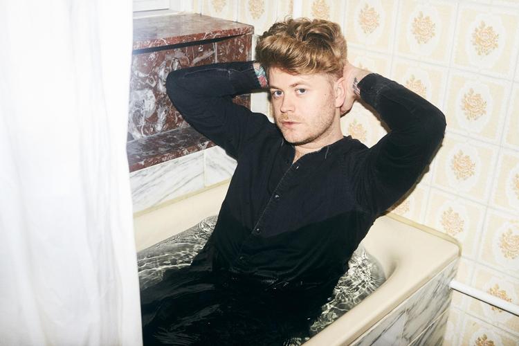 ’Hold nøje øje’ hedder et af de nye numre, og det er en aktivitet, Christian Hjelm med den flotte hårpragt på billedet virker stærkt optaget af. Dennis Morton