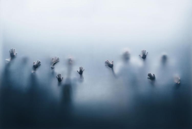 Uhyggen breder sig på scenen, mens det overnaturlige banker på og udfordrer rationalister som Bondo, der skal lære praktikanterne at dissekere krop uden ånd.
 