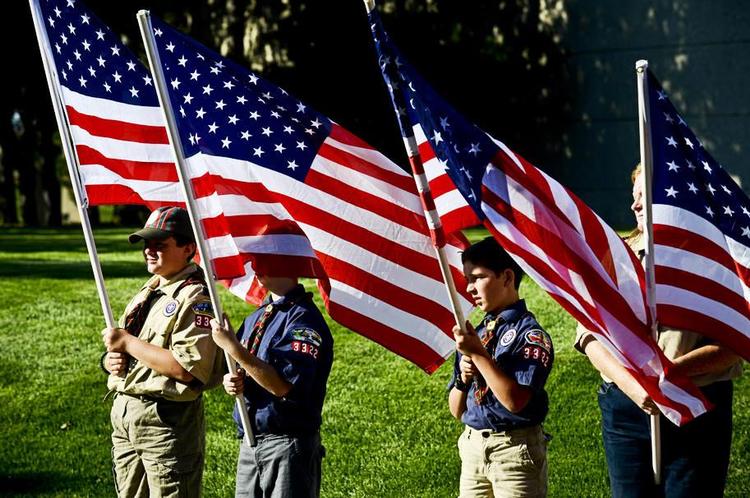 Nickolas Butler bruger en spejderlejr som ramme for sin roman om mænd, venskab og USA. På billedet flager en gruppe drengespejdere til minde om 11. september.  Foto Emily Rose Bennett