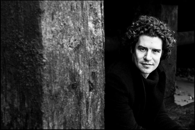 Robin Ticciati formår at få  melodierne, rytmen og de korte aftræk til  at bære musikken frem. Det giver et skarpt lydbillede. Og det klæder Brahms. Giorgia Batazzi