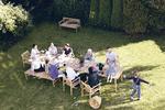 Fællesskabet er grundtankerne i Thomas E. Alkens havemøbelserie, hvor borde og stole kan kan bindes sammen til ét møbel. Pr-foto Pr-foto