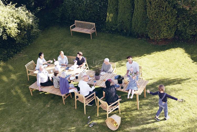 Fællesskabet er grundtankerne i Thomas E. Alkens havemøbelserie, hvor borde og stole kan kan bindes sammen til ét møbel. Pr-foto Pr-foto