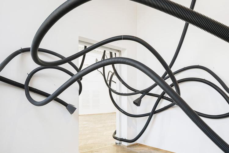 Et af værkerne på Kunstakademiets afgangsudstilling er ’A Stranger’s Attractor’ af George Koutsouris: En elektroakustisk lydmaskine med 14 talerør, som besøgende kan tale ned i forskellige steder inde i bygningen – og udenfor. Derefter sendes lyden rundt i Kunsthal Charlottenborg og skaber et netværk af indbyrdes forbindelser. 
 David Stjernholm