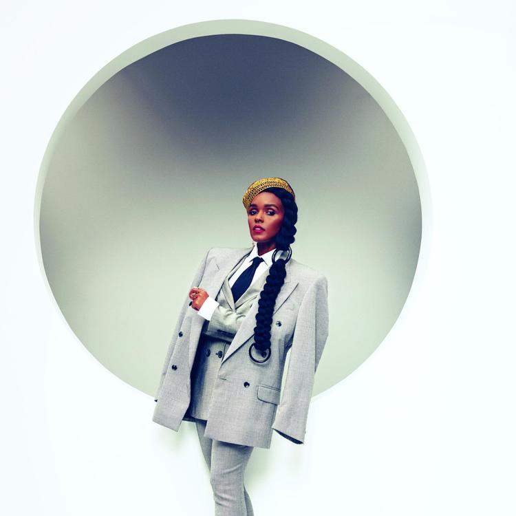 Efter at have gemt sig bag en fiktiv robotfigur træder Janelle Monáe nu frem som sig selv.  Pr-foto fra Warner