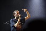 Det var McMahon, der var værd at iagttage på scenen; mens de andre lignede noget, der var taget ud af  tre forskellige B-film fra fremtiden om tre forskellige indiebands, vadede McMahon antikarismatisk rundt på scenen og tog sig selv i skridtet. Martin Lehmann/

