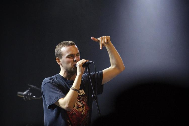 Det var McMahon, der var værd at iagttage på scenen; mens de andre lignede noget, der var taget ud af  tre forskellige B-film fra fremtiden om tre forskellige indiebands, vadede McMahon antikarismatisk rundt på scenen og tog sig selv i skridtet. Martin Lehmann/

