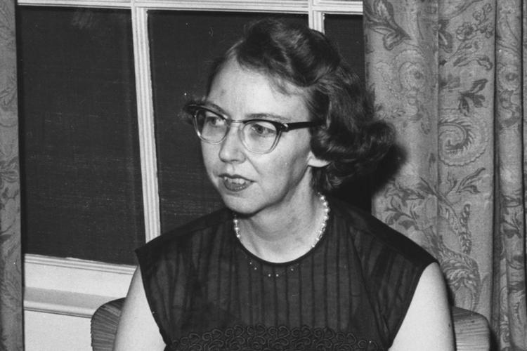 »Hun skriver om freaks og om vold. Der er noget forkvaklet og deformt over hendes bøger – helt konkret er der næsten altid nogen, som halter«, fortæller Thomas Ærvold Bjerre om den afdøde forfatter Flannery O'Connor, som videreførte arven fra sydstatslitteraturens undergenre Southern Gothic. Arkivfoto Atlanta Journal-Constitution via AP