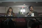 Skuespilleren Josh Radnor (th.), der er kendt for sin rolle som 'Ted' i 'How I Met Your Mother', spiller nu engelsklærer i serie 'Rise.'  Foto C More