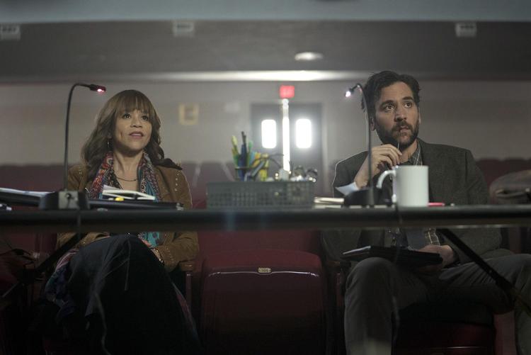Skuespilleren Josh Radnor (th.), der er kendt for sin rolle som 'Ted' i 'How I Met Your Mother', spiller nu engelsklærer i serie 'Rise.'  Foto C More
