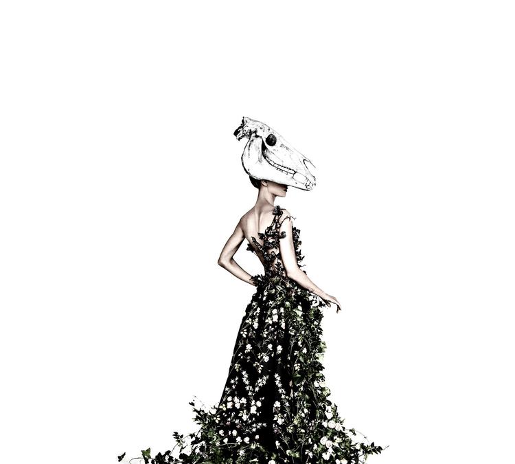 Den vævede silkekjole fra ca. 1897-1905 er dekoreret med blomstermotiver af den samme slags, som også er populære i dag. Foto Vee Speers