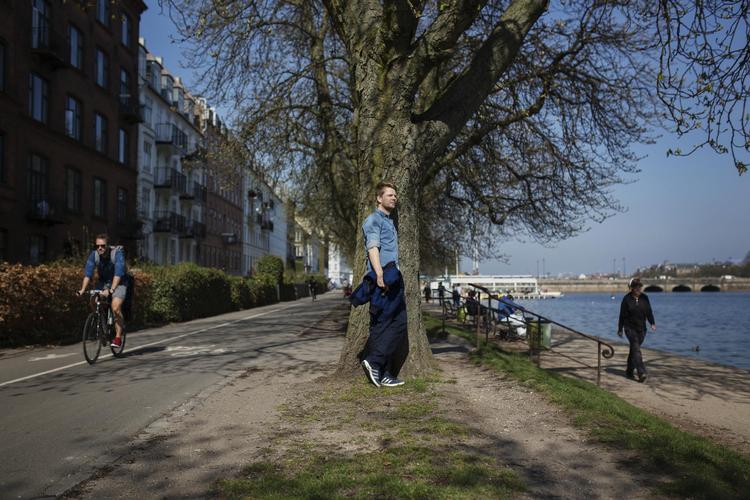 Søerne i København giver et udsyn, som ellers ikke er mulig med mange bygninger i en tæt bymidte. Det nyder arkitekt Dan Stubbergaard.  Foto Emma Sejersen