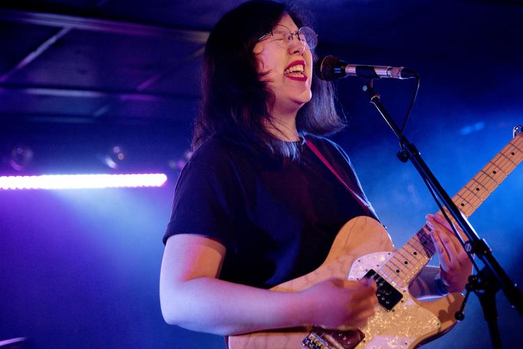 Lucy Dacus sang om at være misbrugsafhængig af et andet menneske og om at flygte ud af en kvælende  lilleby. Og hun sang om det store drama i det små, så alle i salen kunne mærke og genkende det. Louise Herrche Serup/POLFOTO