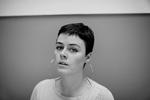 Sanger, sangskriver og producer. Laver musik under navnet Jada. Debuterede med singlen 'Sure' i 2017. I år har hun udgivet 'Keep Cool'. Alona Vibe