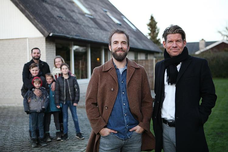 Designer Søren Vester (tv.) og ejendomsmægler Jesper Nielsen hjalp i seneste afsnit Dan og Louise med at få deres hus i Vemmelev solgt.   Nordisk Film
