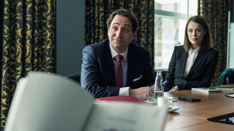 Marc Limbach og Paula Beer i den tyske serie om snyd og bedrag i finansverdenen. Paula Beer spiller Jana Liekam, som er undercover bag fjendens linje.  HBO Nordic