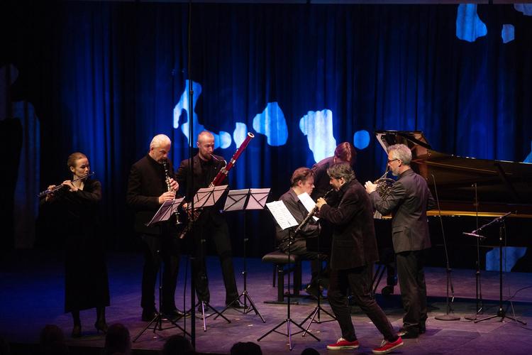 Med røde sneakers og kroppen i bevægelse spillede Max Artved sine sidste toner som leder af Diamant- Ensemblet. Ved flyglet Jens Elvekjær.  Peter Hove Olesen/POLFOTO