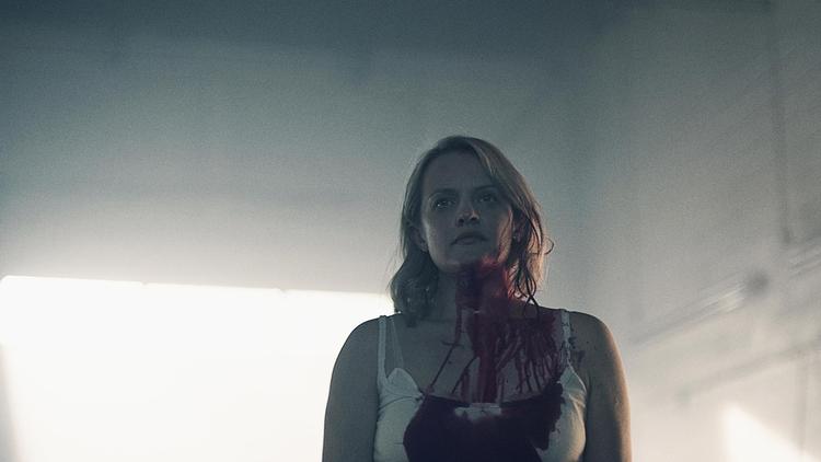 Elisabeth Moss kan med bare ét blik formidle, hvad andre skuespillere bruger hele monologer på, mener The Guardians anmelder.  HBO Nordic