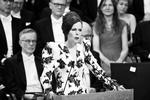 Pomp. Kjole og hvidt, lange kjoler og højt hår. Det hele var der, da Sara Danius i december holdt tale ved den seneste uddeling af Nobelprisen i Litteratur. Det Nye Akademi har nok tænkt sig at gå en anden vej, når den alternative litteraturpris skal uddeles senere i år.  Fredrik Sandberg / AP