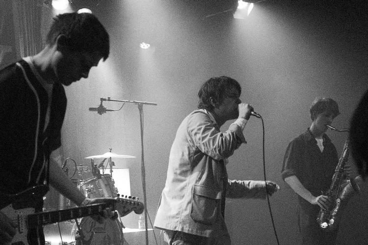 Problemer.  Elias Bender Rønnenfelt  i front ved en koncert, der desværre var skæmmet af en del teknisk koks.  Asger Ryø Borberg