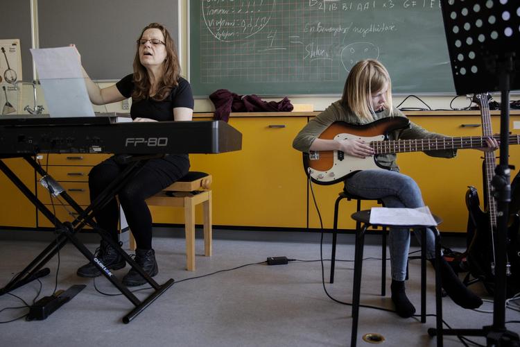 På flere skoler har manglen på musiklærere betydet, at man ansætter lærere uddannet fra konservatoriet eller universitetet. Her er det Maria Louisette Sæther, der underviser 4.a på Tjørnegårdskolen i Roskilde. Emma Sejersen